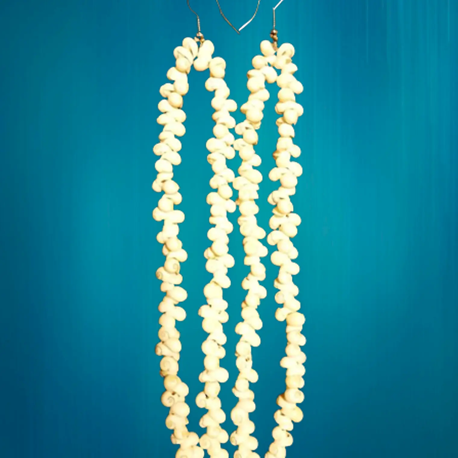 Aros largos 10cm con conchitas pipi blanco 2