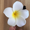 Flor Tipanie 8cm para el cabello blanca con amarillo con pinza