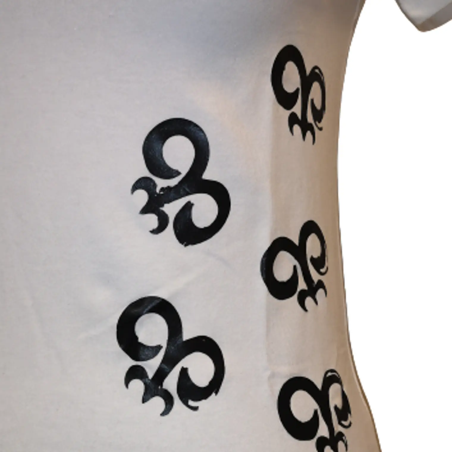 Polera blanca Estampada con figura Make Make 2