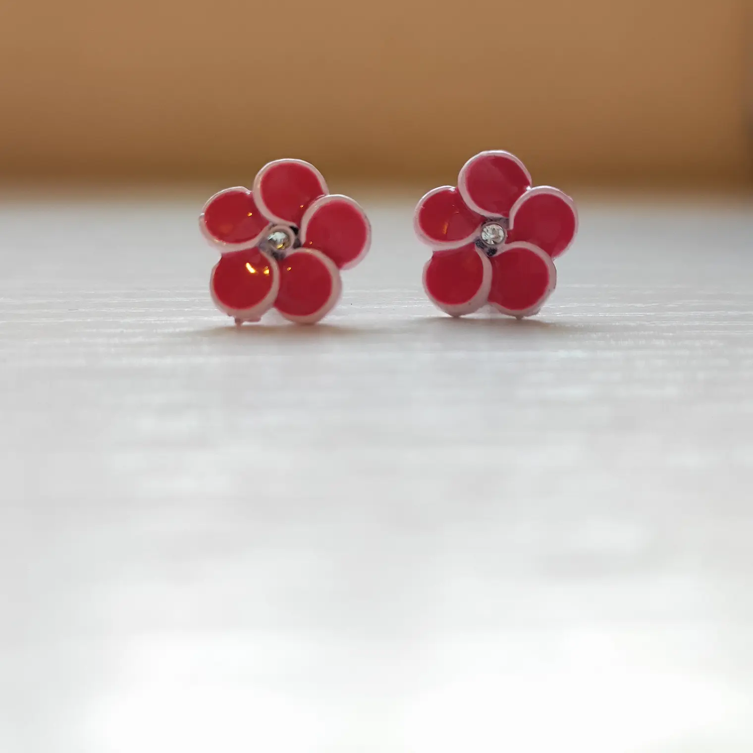 Aritos con tornillo. Flor tipanie metal fucsia, 1cm 2