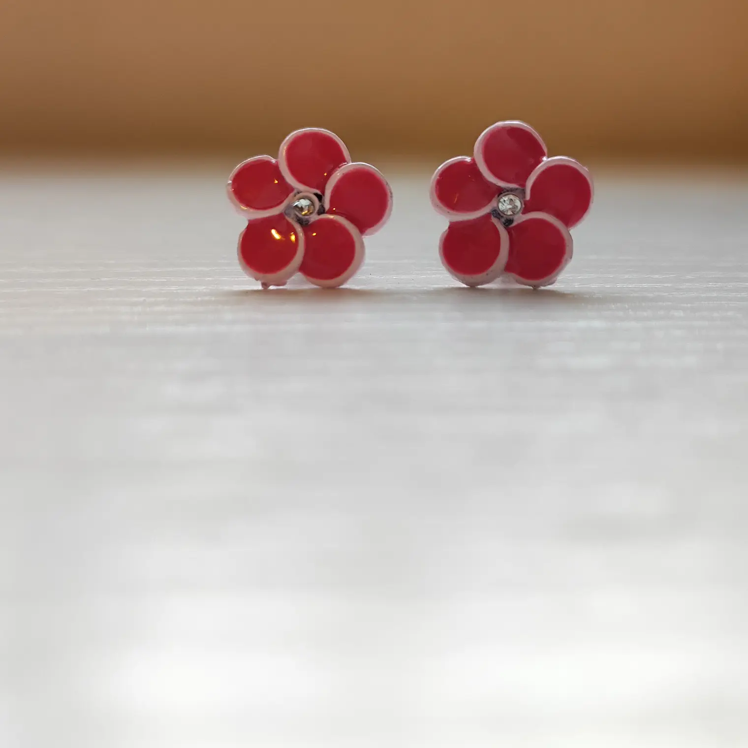 Aritos con tornillo. Flor tipanie metal fucsia, 1cm 3