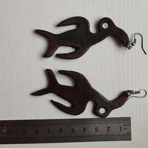 Aros largos colgantes de cuero pájaro. Largo 8cm