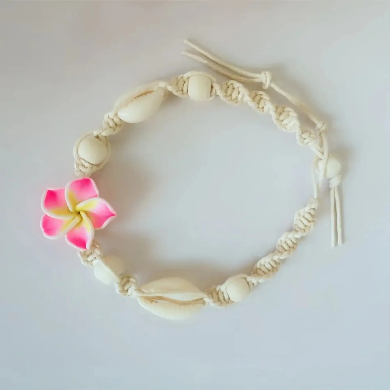 Tobillera de hilo con conchas pure blanco y tipanie fucsia 4