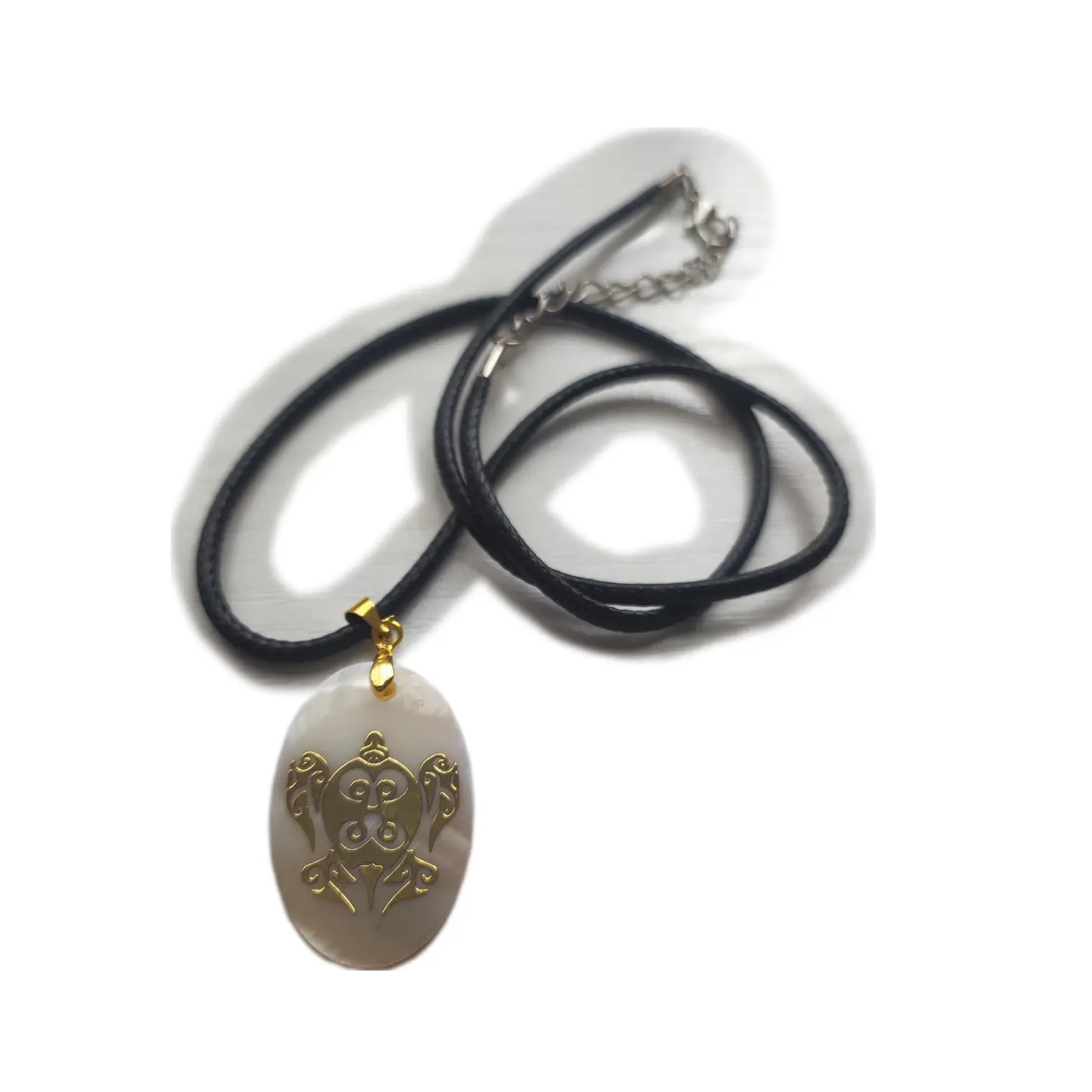 Colgante Nácar con aplicación tortuga bronce  / Diametro 3cm 1