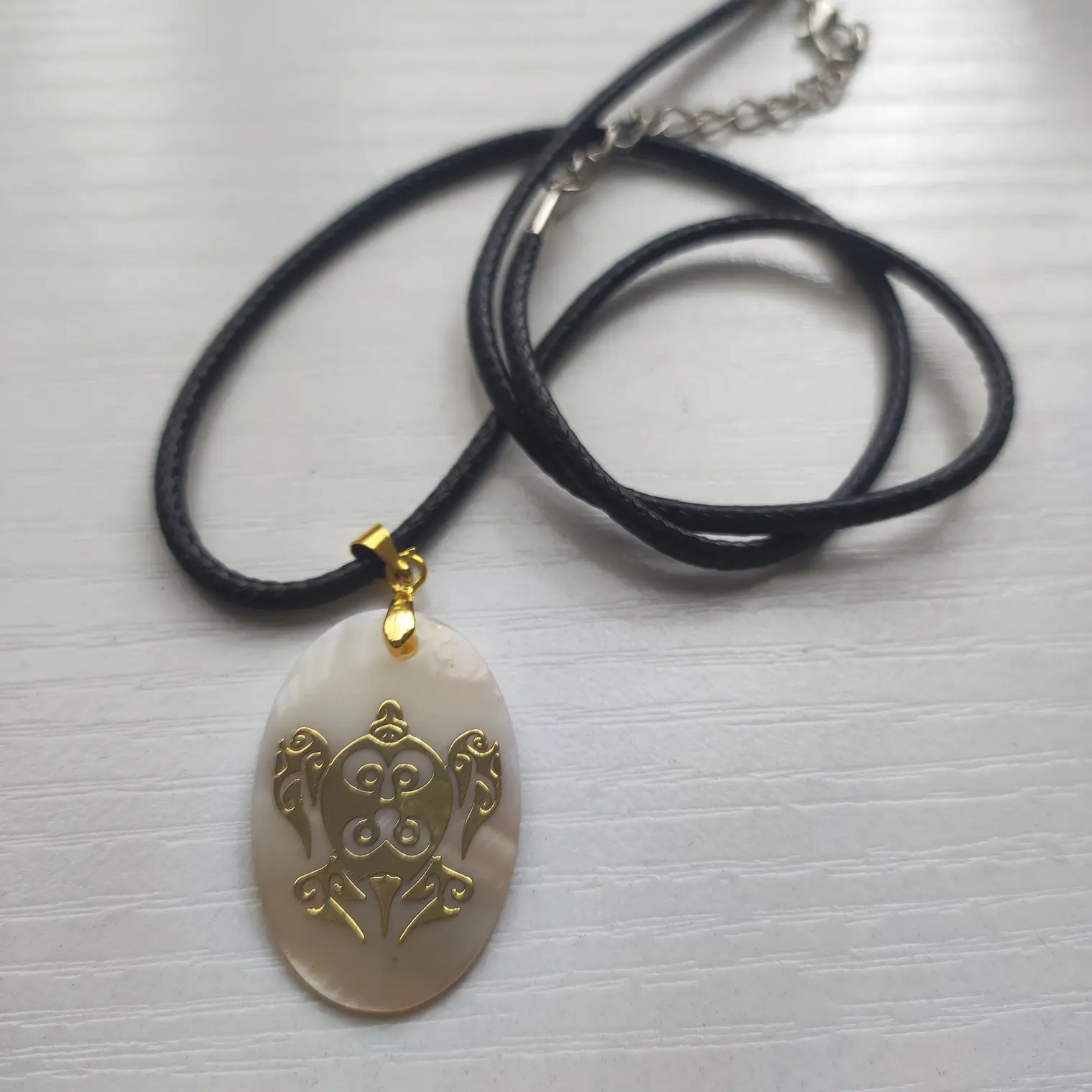 Colgante Nácar con aplicación tortuga bronce  / Diametro 3cm 2