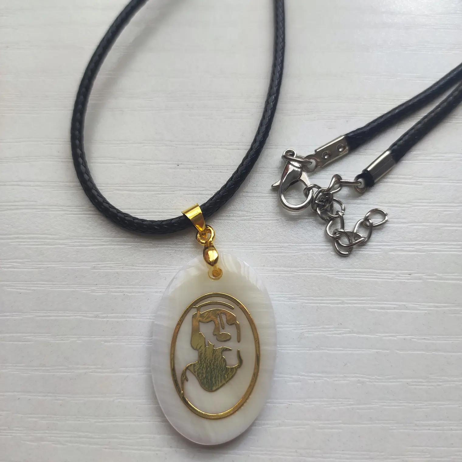 Colgante Nácar con Moai bronce  / Diametro 3cm 2