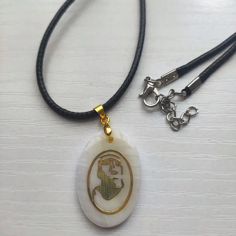 Colgante Nácar con Moai bronce  / Diametro 3cm 2