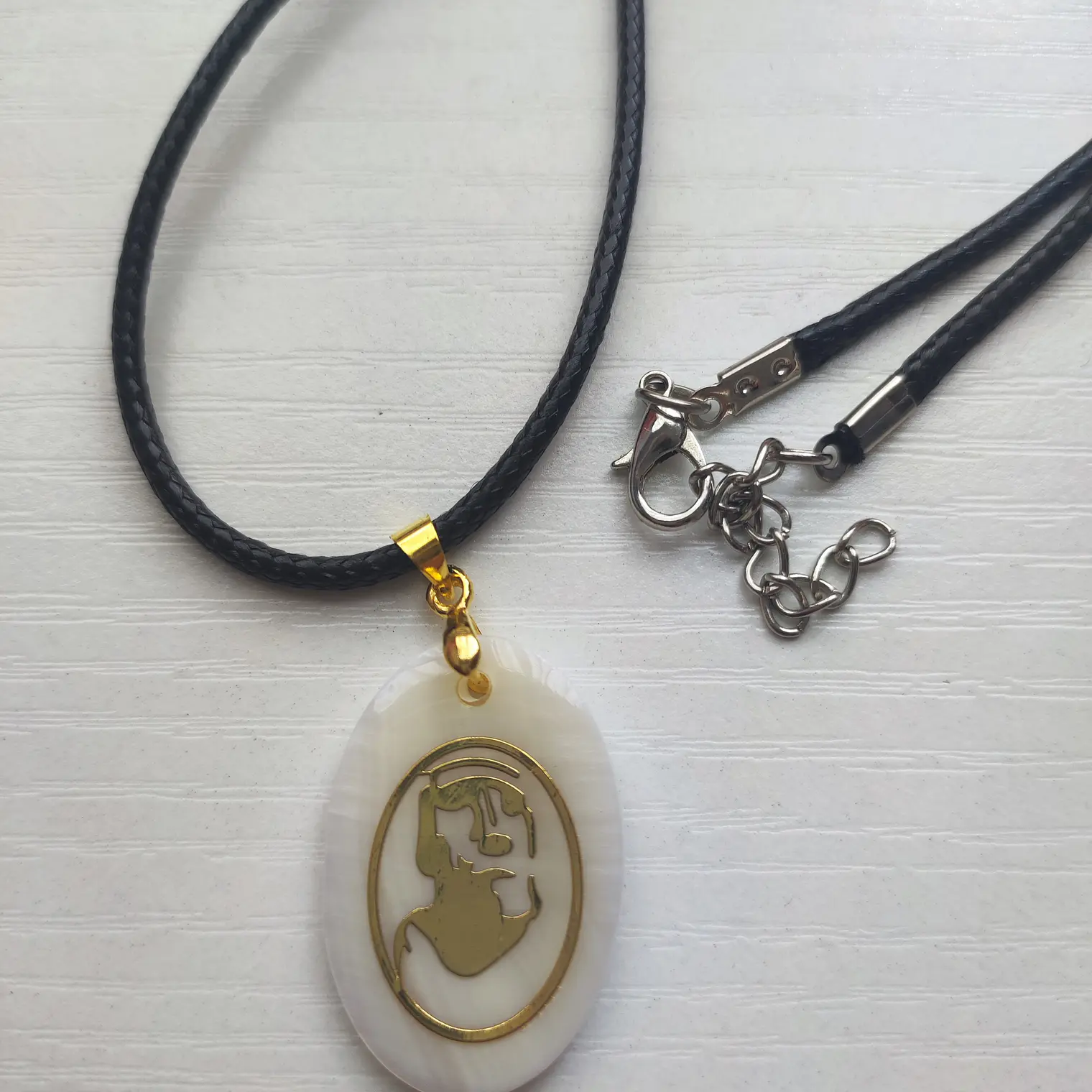 Colgante Nácar con Moai bronce  / Diametro 3cm 3