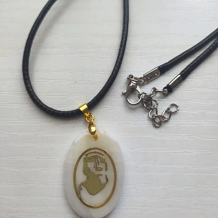 Colgante Nácar con Moai bronce  / Diametro 3cm 3