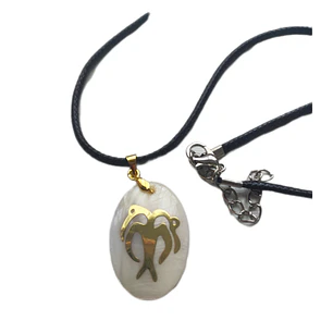 Colgante Nácar con aplicación Manu Piri bronce  / Diametro 3cm