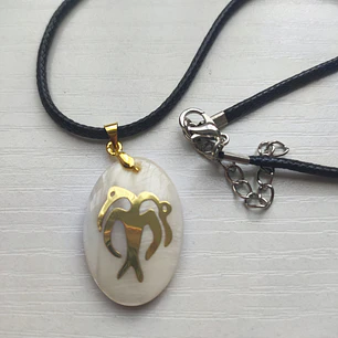 Colgante Nácar con aplicación Manu Piri bronce  / Diametro 3cm