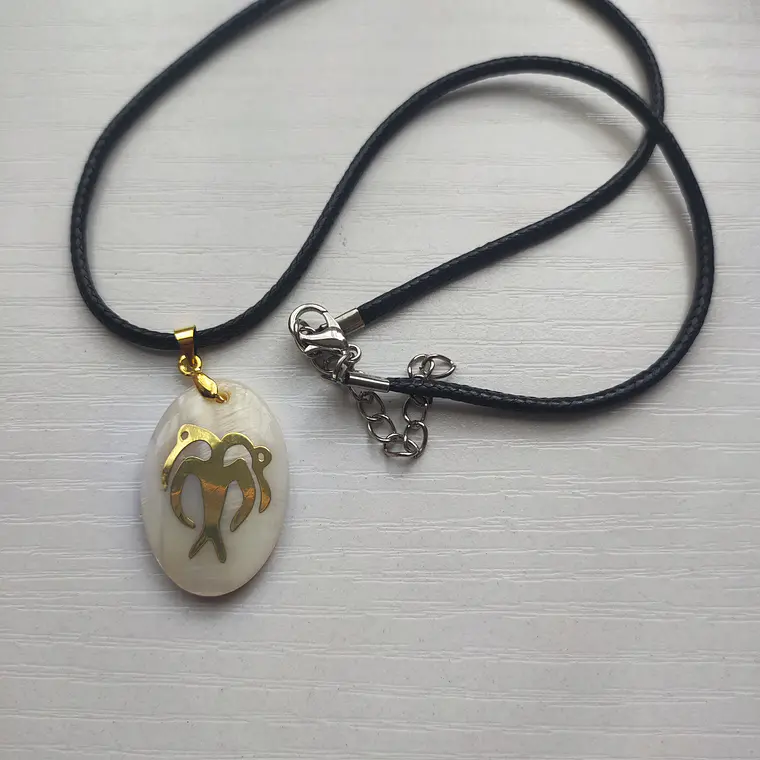 Colgante Nácar con aplicación Manu Piri bronce  / Diametro 3cm 3