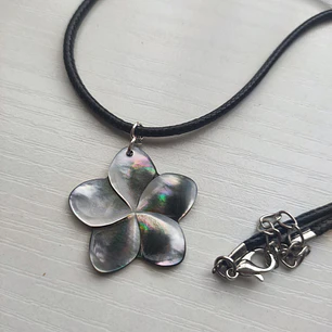 Colgante de Flor Nácar  / Diametro 3cm