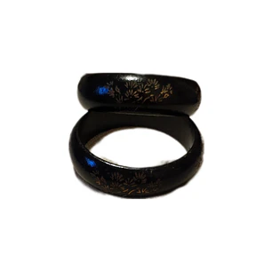 Pulsera de madera color negro con flores