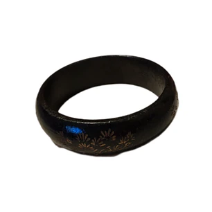 Pulsera de madera color negro con flores