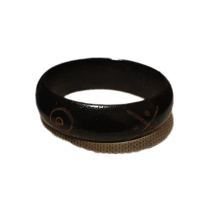 Pulsera de madera color negro con espiral