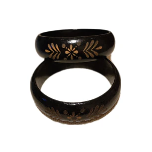 Pulsera de madera color negro con pétalos