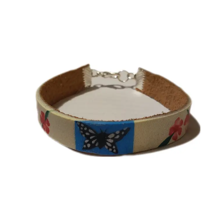 Pulsera de cuero pintado con flores tipanie y maripoa 3
