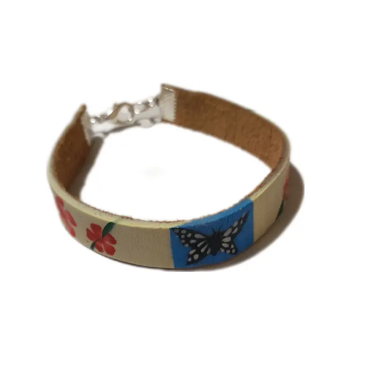 Pulsera de cuero pintado con flores tipanie y maripoa 1