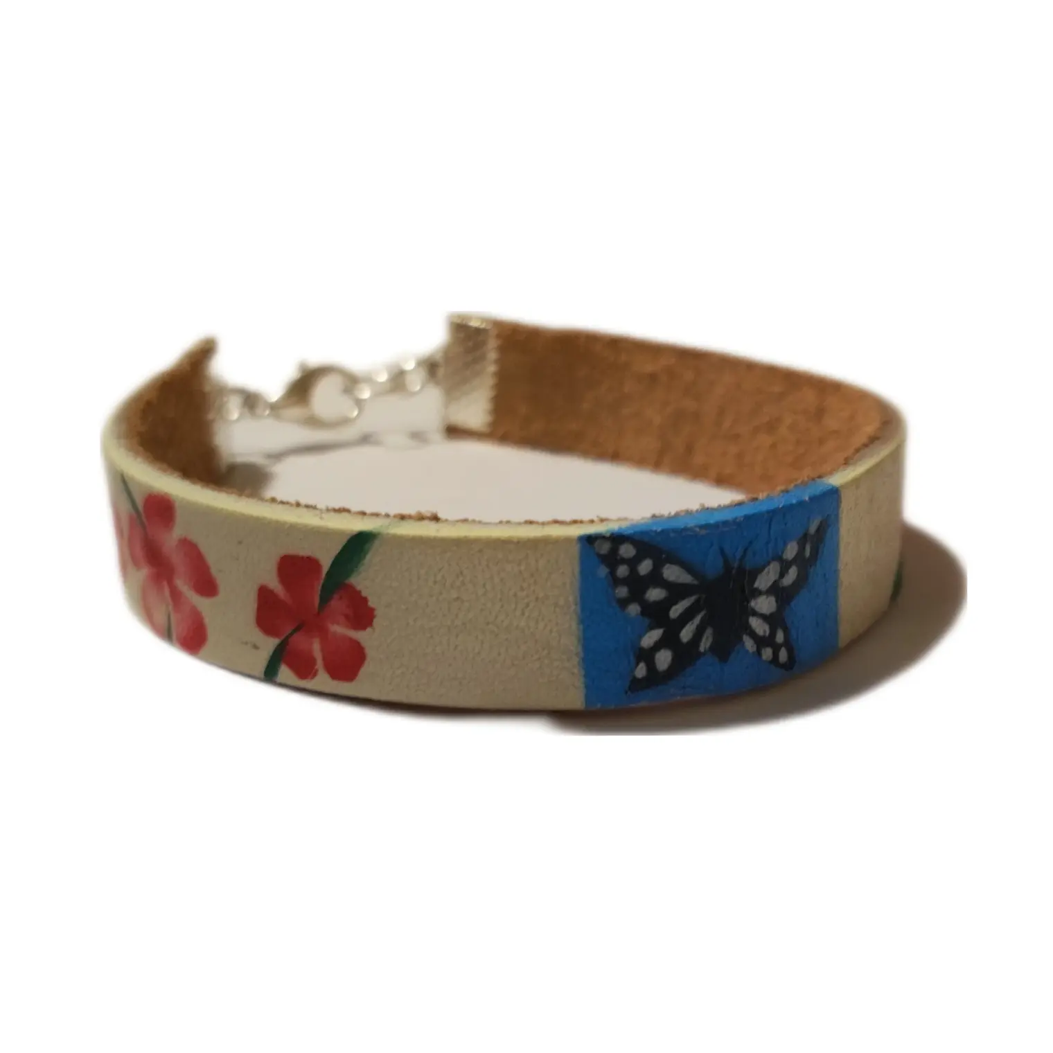 Pulsera de cuero pintado con flores tipanie y maripoa 2