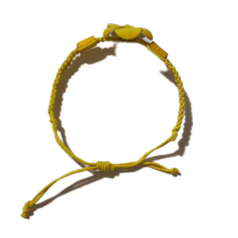 Pulsera de hilo ajustable con flor tipanie amarilla 4