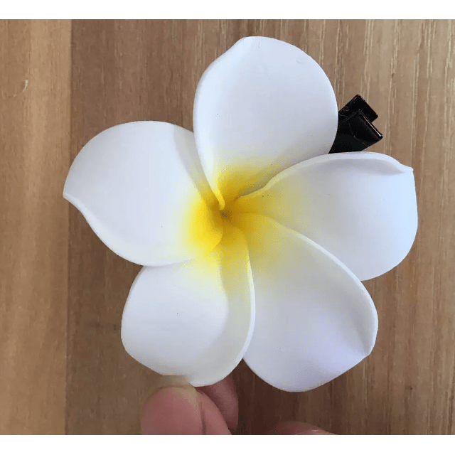 Flor Tipanie 9cm para el cabello blanca con pinza