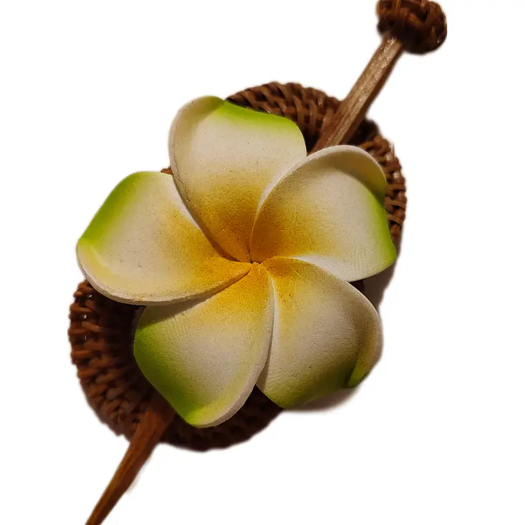 Flor Tipanie verde en pinza de ratan para el cabello 2