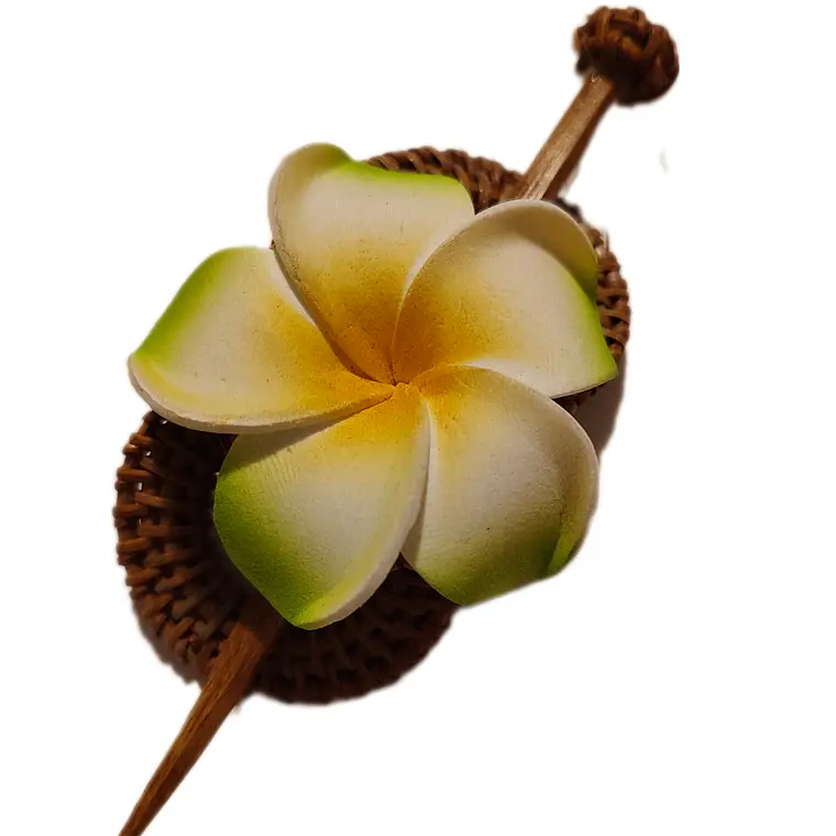 Flor Tipanie verde en pinza de ratan para el cabello 3