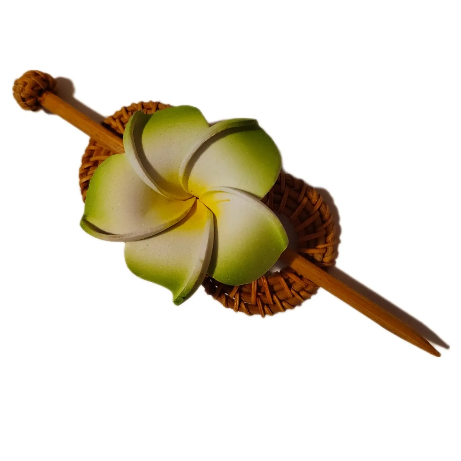 Flor Tipanie verde en pinza de ratan para el cabello 1