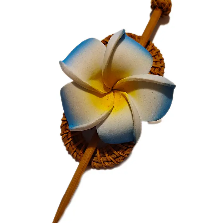Flor Tipanie azul en pinza de ratan para el cabello 1