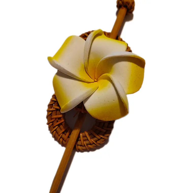 Flor Tipanie amarilla en pinza de ratan para el cabello 1