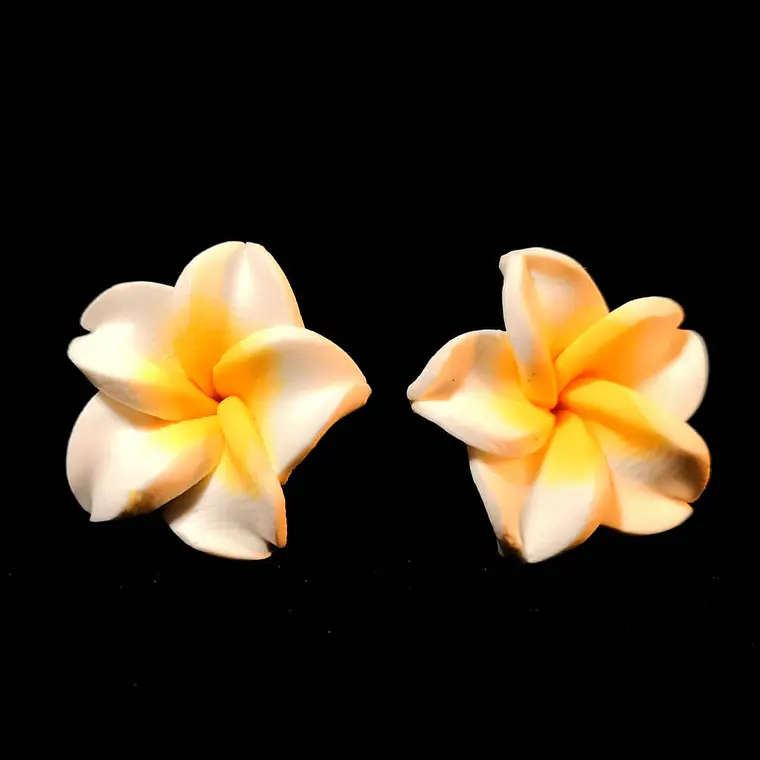 Aros flor tipanie blanca con amarillo diametro 2 cm 7