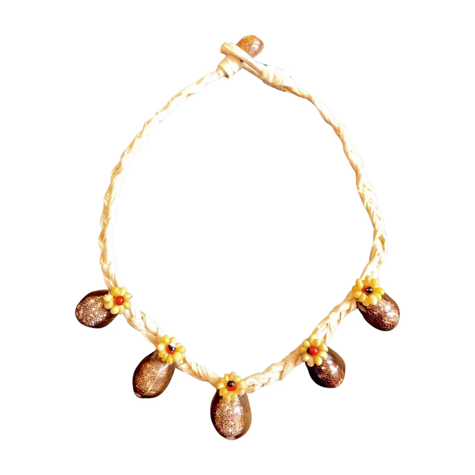 Collar de rafia y Conchas pure cafe con aplicacion de pipi amarillo y semillas 3