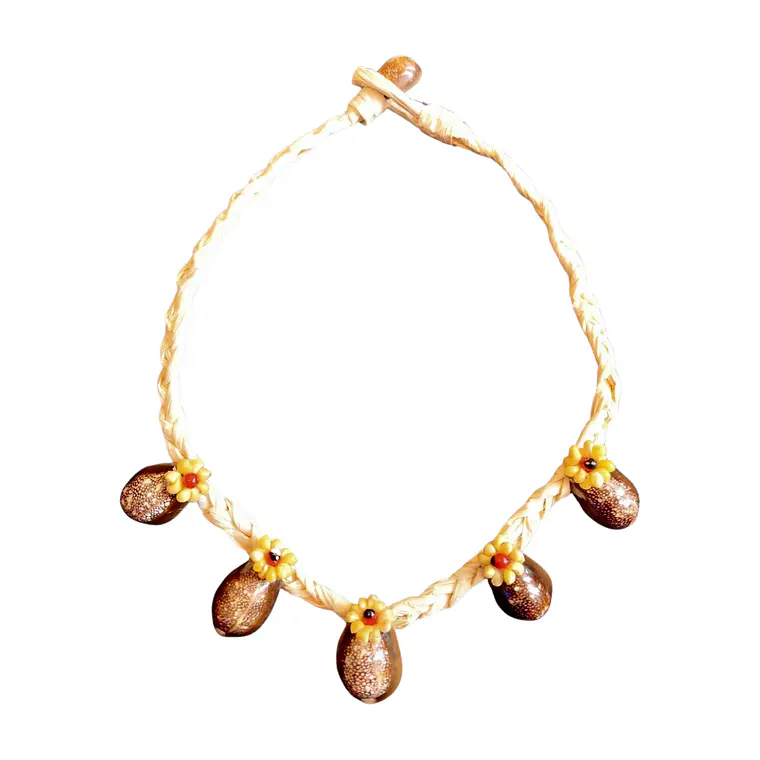 Collar de rafia y Conchas pure cafe con aplicacion de pipi amarillo y semillas 3