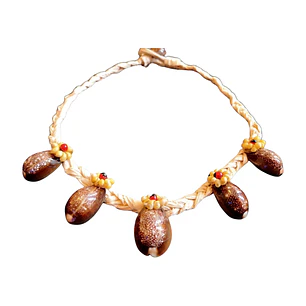 Collar de rafia y Conchas pure cafe con aplicacion de pipi amarillo y semillas