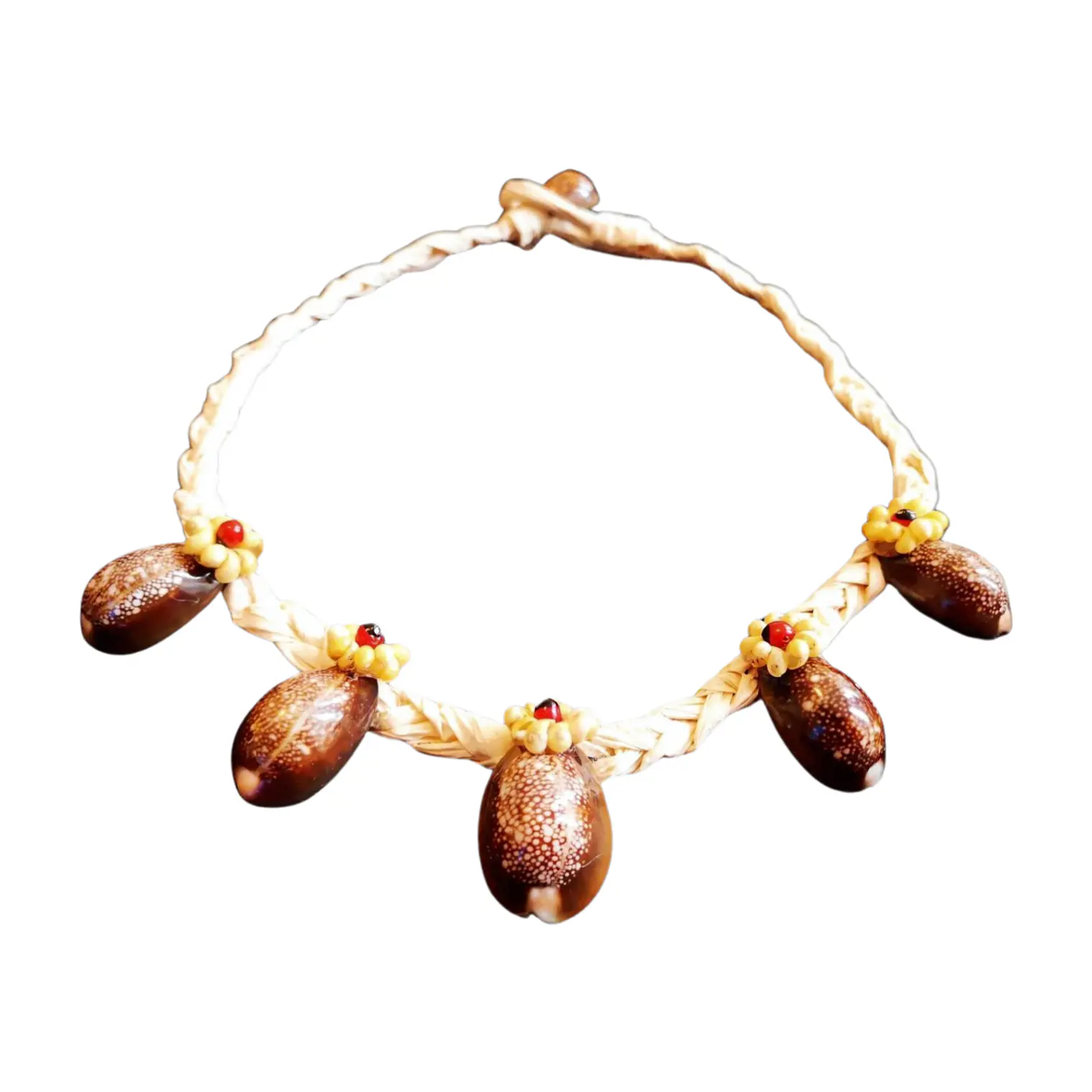 Collar de rafia y Conchas pure cafe con aplicacion de pipi amarillo y semillas 1