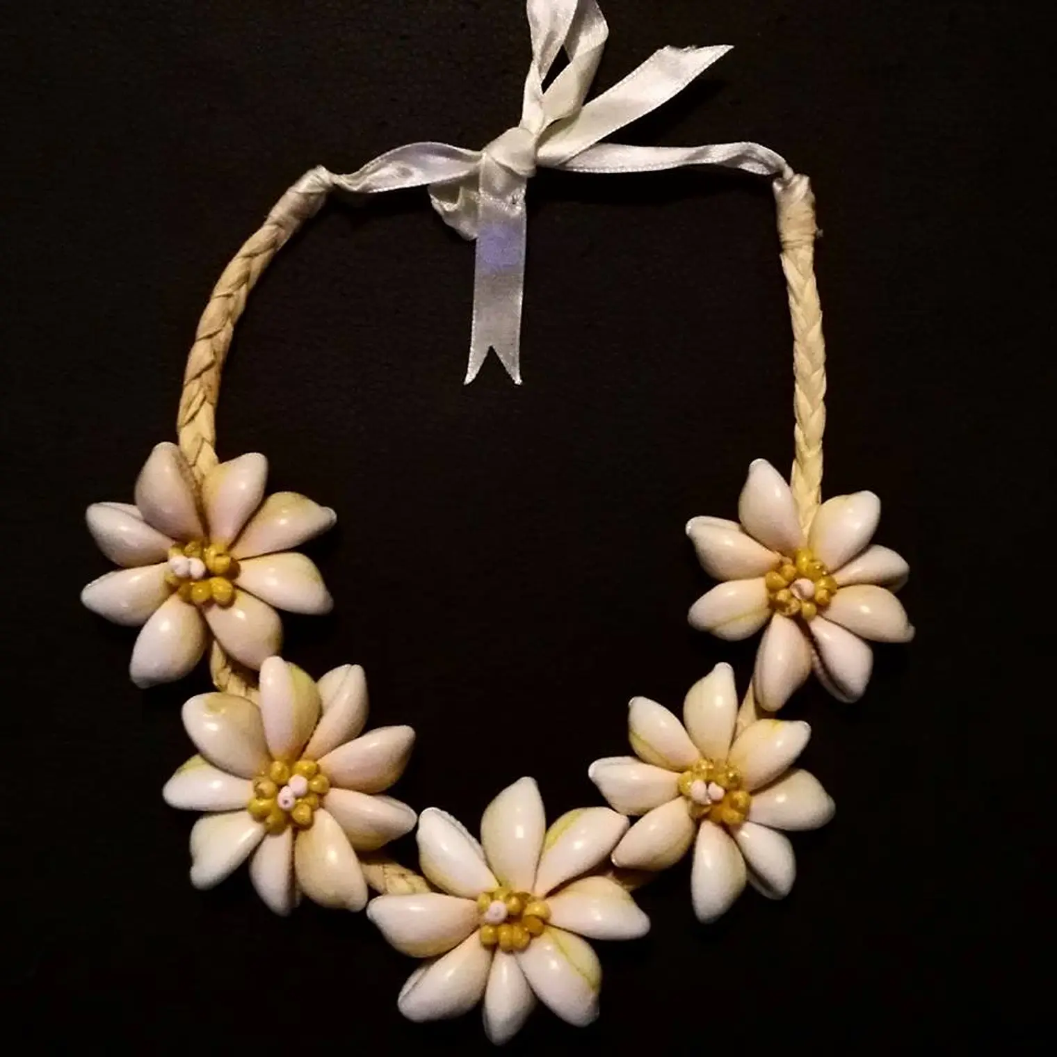 Collar de rafia y pure blanco con aplicacion de pipi 2