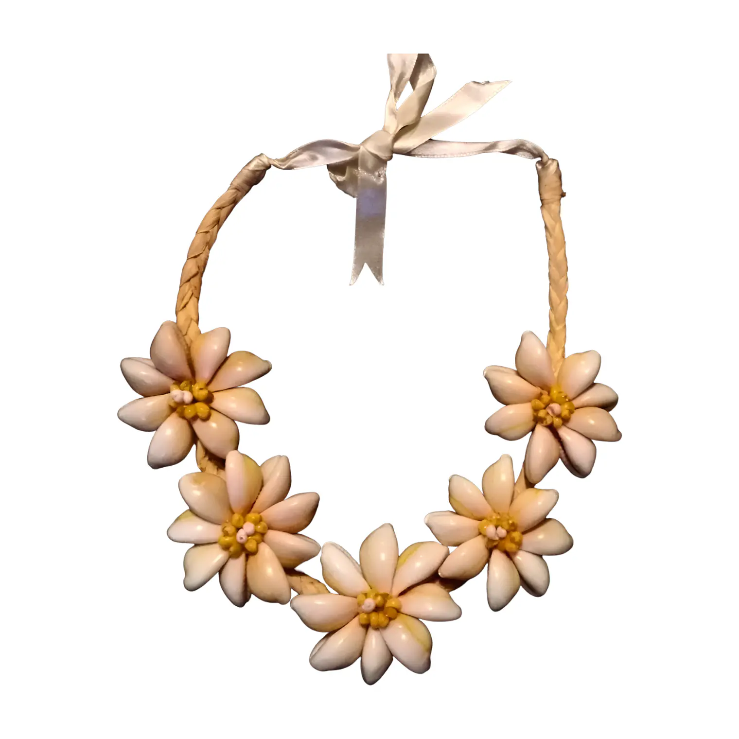 Collar de rafia y pure blanco con aplicacion de pipi 1