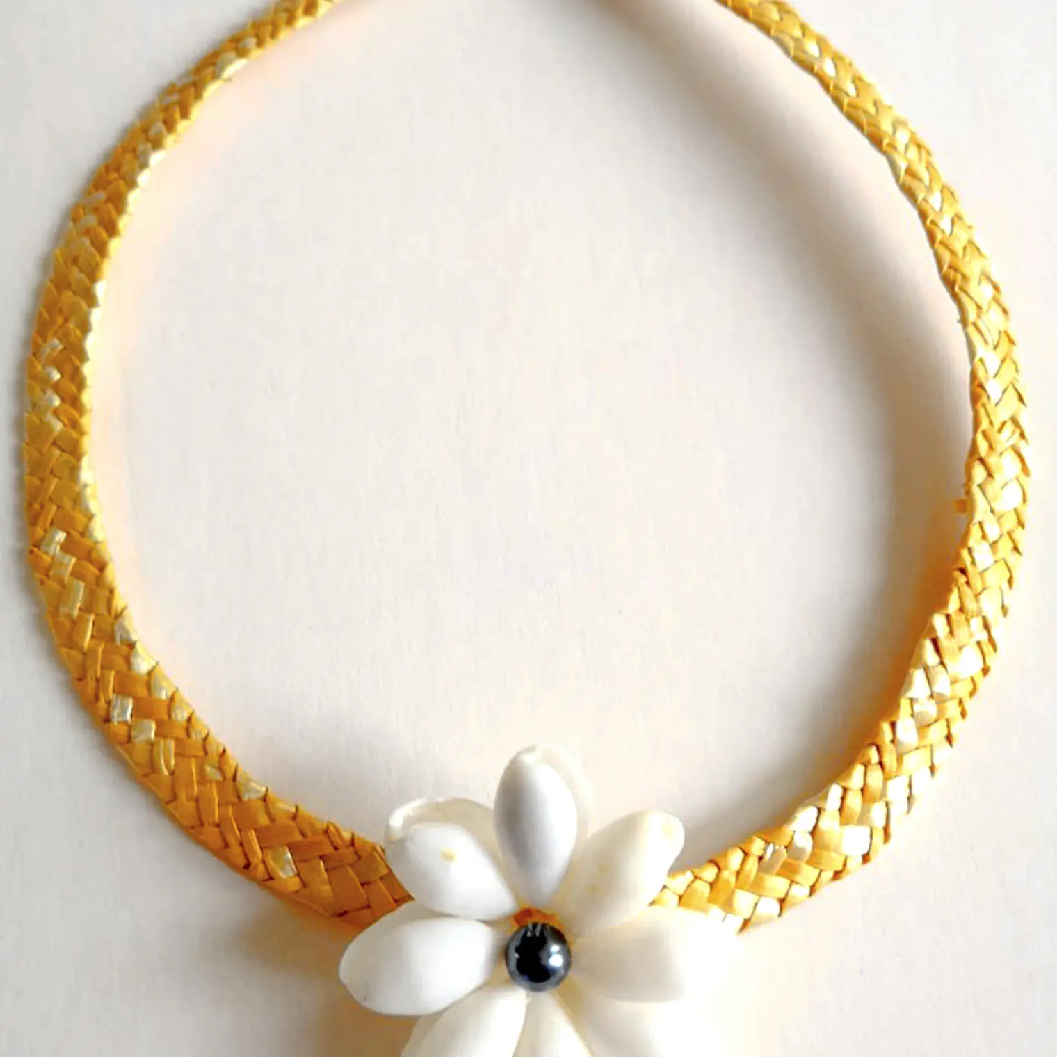 Collar de fibra de trigo y concha buble blanca con perla 2