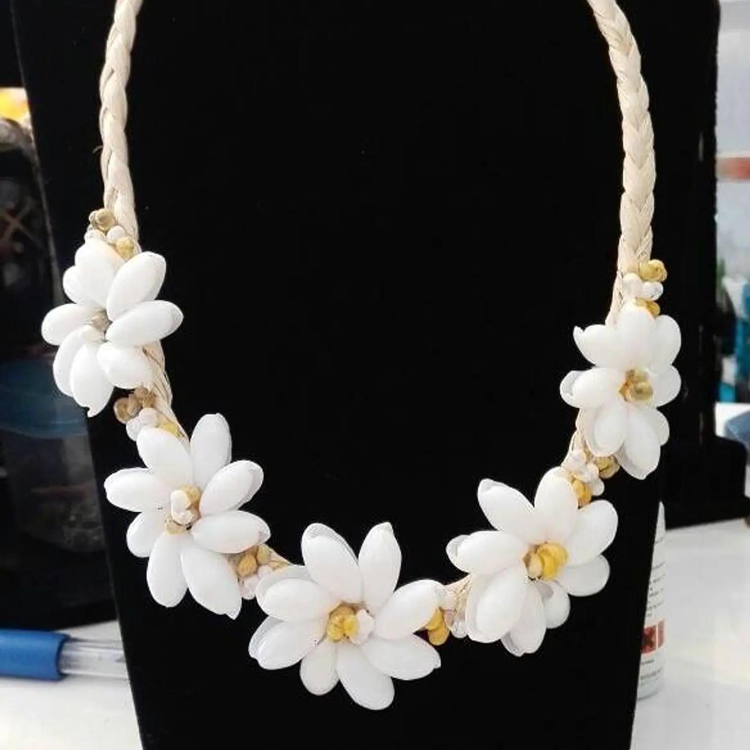 Collar de rafia y flores de concha buble blanca con pipi 2
