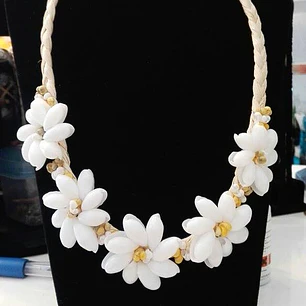 Collar de rafia y flores de concha buble blanca con pipi