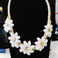 Collar de rafia y flores de concha buble blanca con pipi - thumbnail 2