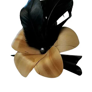 Pinche Para Cabello Flor De Pandanus 10cm con plumas negras