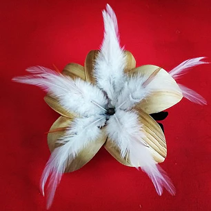 Flor Pandanus 6 petalos Con Perla Y Plumas Para El Cabello 20cm