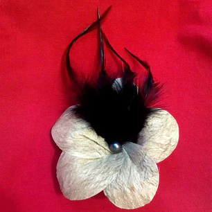 Flor de mahute Con Perla Y Plumas negras