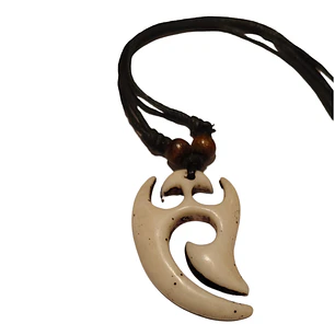 Colgante Mangai de resina 5x3,5cm con cordon ajustable