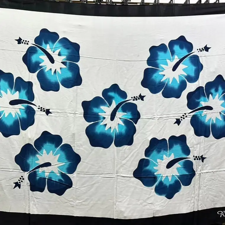 Pareo Blanco / con hibisco azul y borde negro 1,75x1,15mts 1