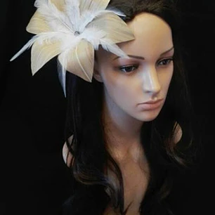 Flor Pandanus 6 petalos Con Perla Y Plumas Para El Cabello