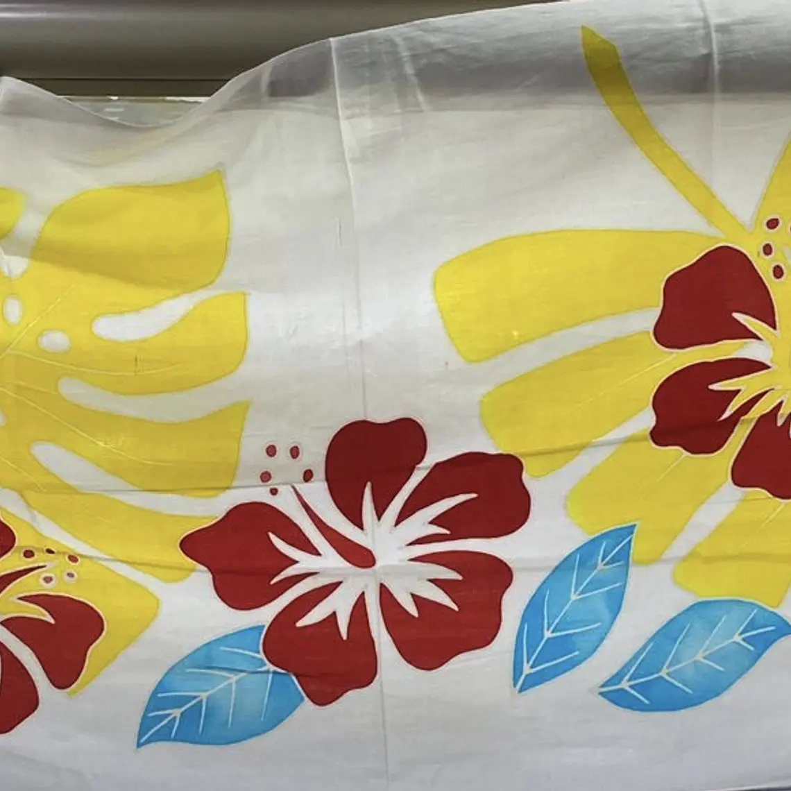 Pareo Corto blanco/ hibisco rojos y hojas azules 1