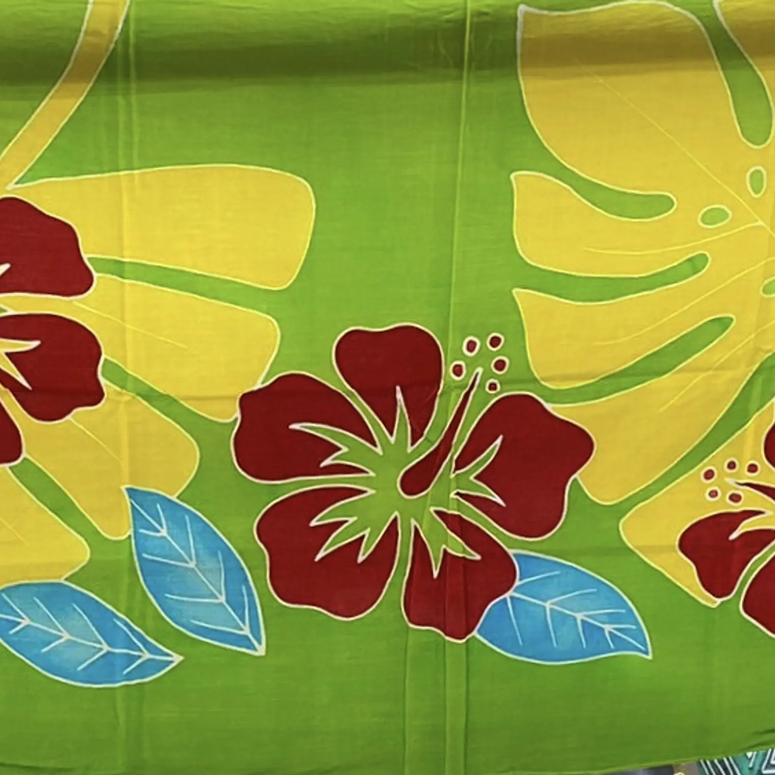 Pareo Corto verde / hibisco rojos y amarillas 1,75X0,6MTS 1